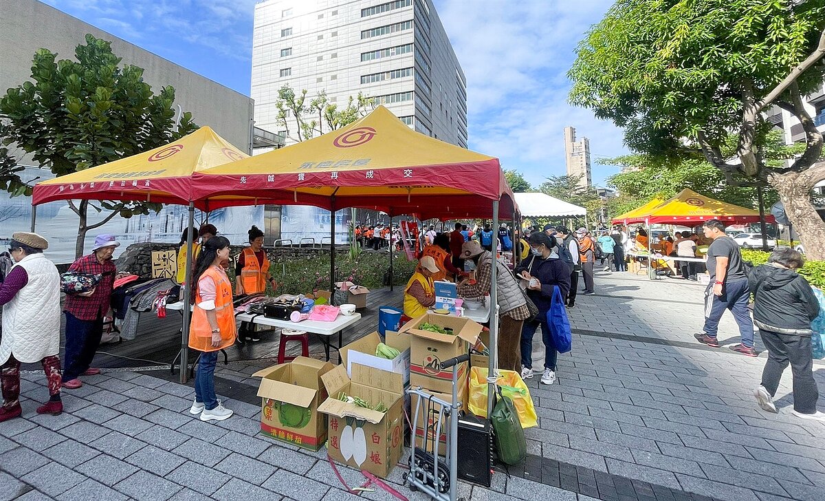 永慶房屋參與光明里「跳蚤市場」，提供活動帳篷給里民辦活動，吸引不少人前往參加。