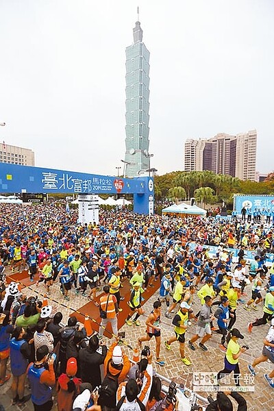 變調的路跑 ↓「台北富邦馬拉松」自富邦冠名贊助以來,爭議不斷。台北市議員也曾質疑賽事帳目不清,還辦得像企業運動會。(本報資料照片)