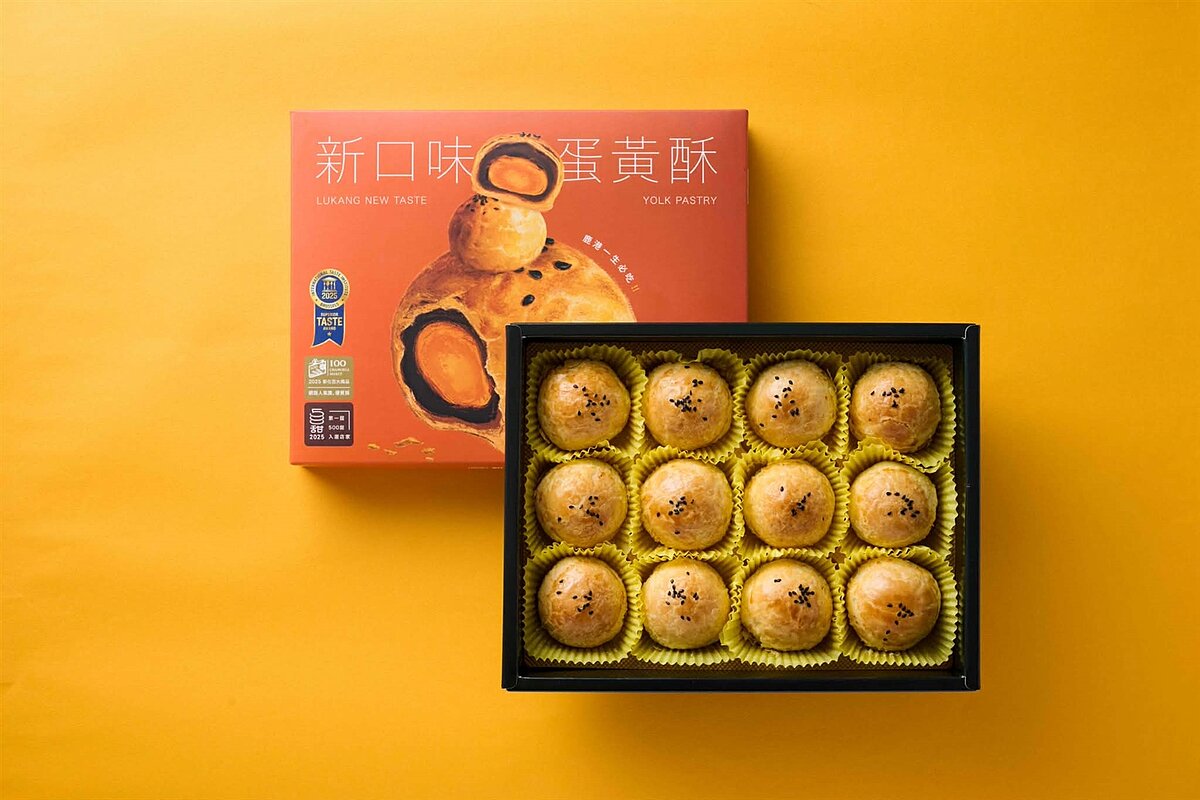 新口味全新包裝的12入蛋黃酥禮盒,典雅帶點俏皮的橘紅色系,讓春節送禮應景又大方。