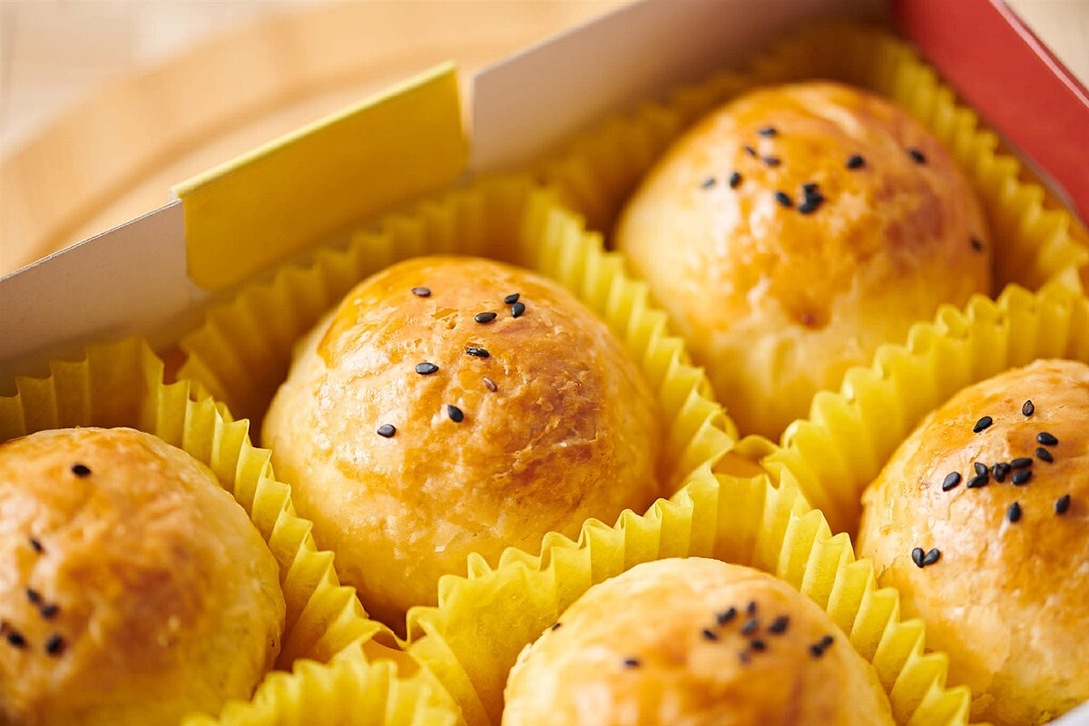 新口味為鹿港老字號糕餅品牌,經典的蛋黃酥鹹香濃郁。