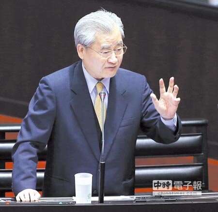 行政院長毛治國面對網路行動世代的來臨,積極推出「毛式三箭」因應。圖/本報資料照片