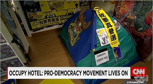 佔中飯店以帳篷為床。(翻攝自CNN)