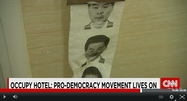 廁所的衛生紙上還印著特首梁振英的肖像。(翻攝自CNN)
