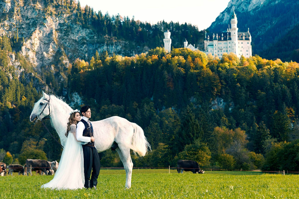 周杰倫以德國天鵝堡為背景，和昆凌甜蜜拍攝婚紗照。（翻攝自周杰倫臉書）