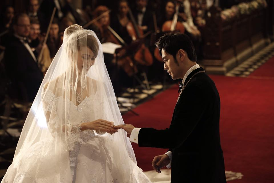 周杰倫和昆凌在英國的教堂中舉行婚禮，兩人身上都穿「歐式復古風」的手工訂製服。（翻攝自周杰倫臉書）