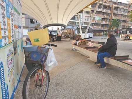 
民眾抱怨高雄市鳳山轉運站被遊民占據，不僅堆滿雜物、甚至隨地便溺。（任義宇攝）
