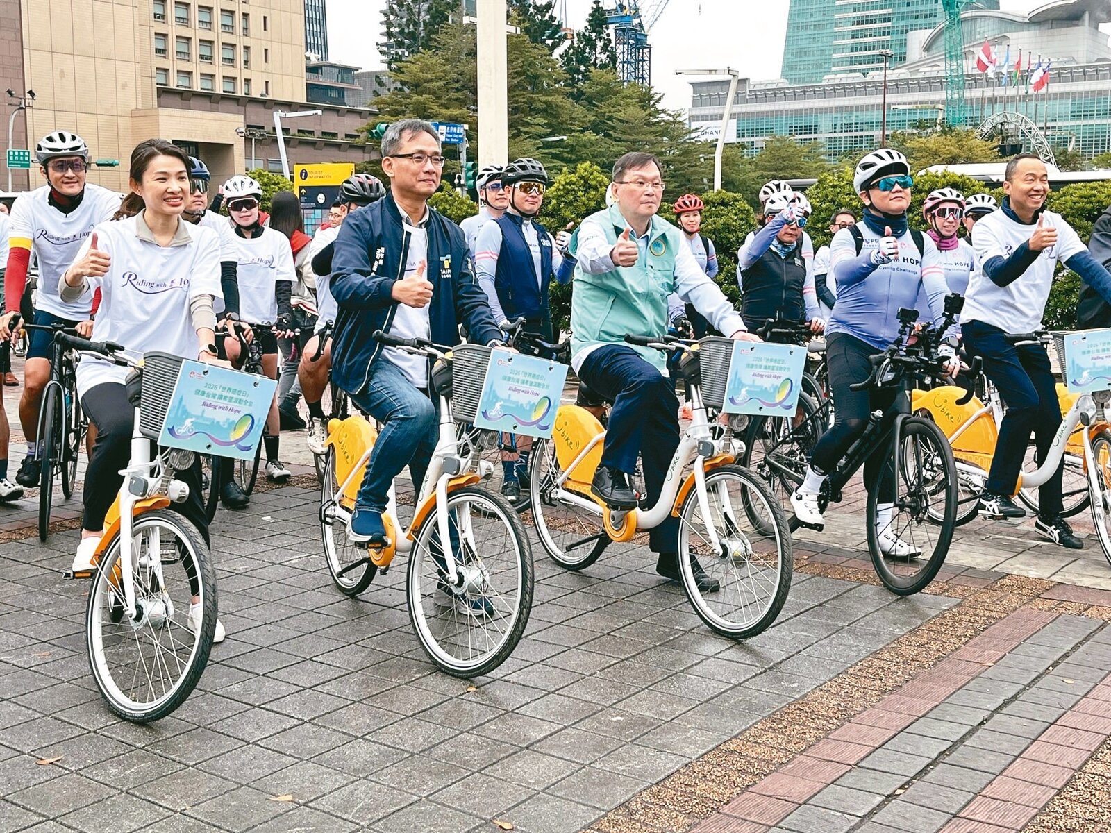 癌症希望基金會號召近百位醫護人員與志工,挑戰3天騎乘北高400公里,衛福部次長莊人祥(中)分享抗癌心路歷程。記者廖靜清/攝影