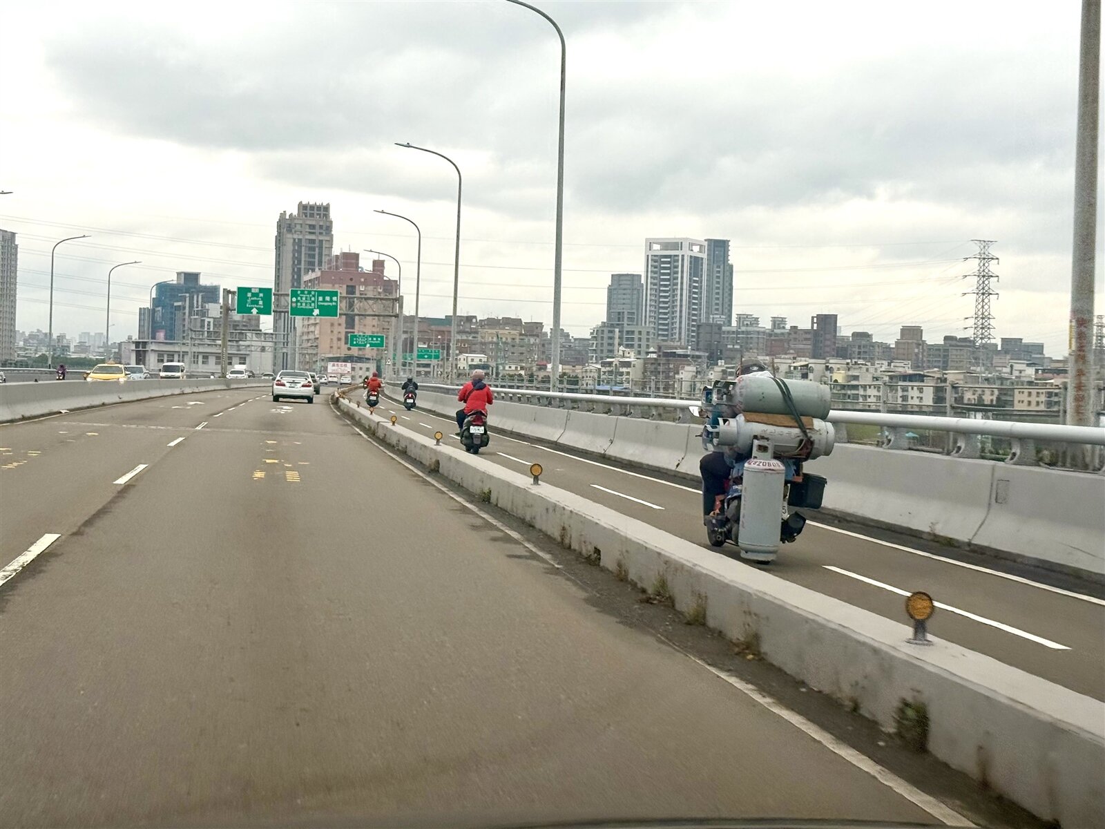 成蘆大橋五股往蘆洲方向現行設有汽、機車實體分隔島,地方反映壓縮機車行駛空間、影響行車安全。記者張策/攝影