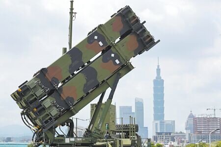 
前飛彈指揮部計畫處長周宇平表示，國軍要具備「實質IBCS級聯合作戰能力」，至少需要5年，因目前預算無法動用，建議軍方可在下個年度先編列5％預算做啟動規畫。圖為愛國者3型飛彈車升起發射架戒備。（本報資料照片）
