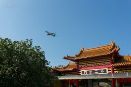 禪寺位於松山機場起降的航道下方，不時可看到轟隆隆的客機遊天際滑過準備降落。