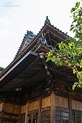 雖然臨濟護國禪寺是日式建築，不過實際上卻是屬於「中日混血」。也就是結合中國明朝與日式建築特色為一身的佛寺。這間寺院屋頂上所使用的屋瓦是純日式的黑瓦，十分的有特色。另外屋根上的鬼瓦除了有日本建築特色的鬼頭外，還有一個中文「鎮」字，用以鎮守該寺院。