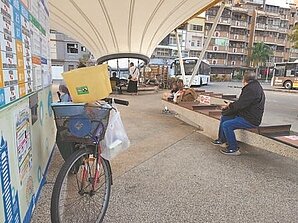 鳳山轉運站街友長年聚集　惹怨