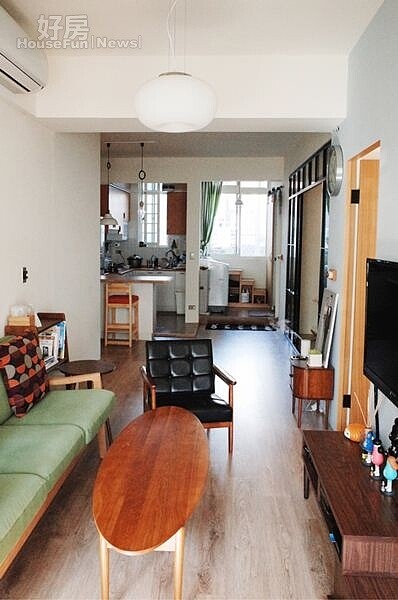 2. 由於室內坪數不大,因此走懷舊日系風,客廳區包括沙發桌椅、電視櫃等都挑選最迷你的版本。