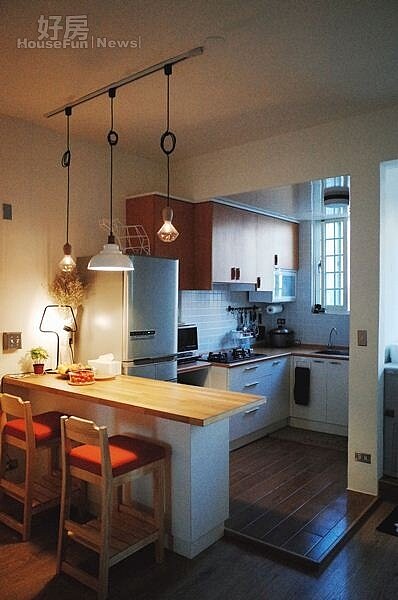 6.餐廳吧台桌為熊秋葵在IKEA購買現成桌板訂作的,總共只花了一萬多塊,比獨立式中島桌櫃便宜許多。