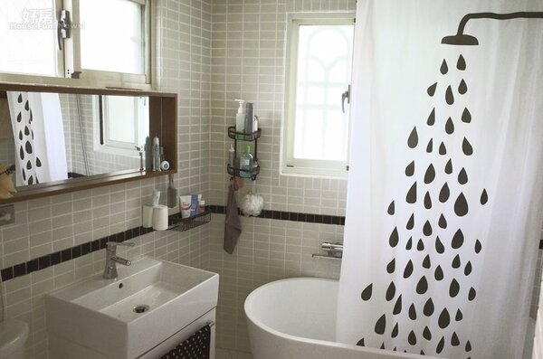  
8.由於為邊間屋，廁所裡有兩扇窗戶，即使不採乾濕分離系統也不會太潮濕，搭配獨立小浴缸既方便也省空間。
