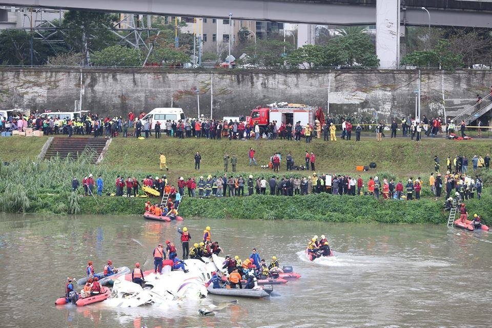 復興航空一架客機4日早上疑似擦撞高架橋，迫降於南港經貿園區後方基隆河。（黑米／攝影）