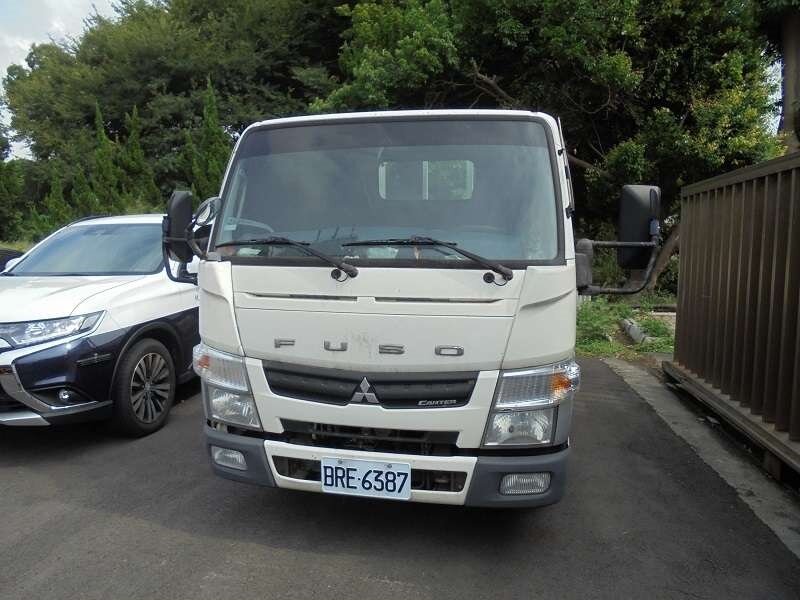 一台2015年出廠的白色中華自用小貨車成為全場焦點，吸引9組買家到場品車。圖：桃園分署提供