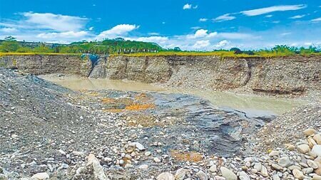 
「美濃大峽谷」遭盜採砂石、非法回填案，不法所得逾2億元，橋頭地檢署起訴呂啟田、石麗君等12人。（本報資料照片）
