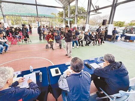 
《礦業法》修法後，亞洲水泥新城山礦場須於3年內補辦環評，亞泥3日在富世村舉行地方說明會。（王志偉攝）
