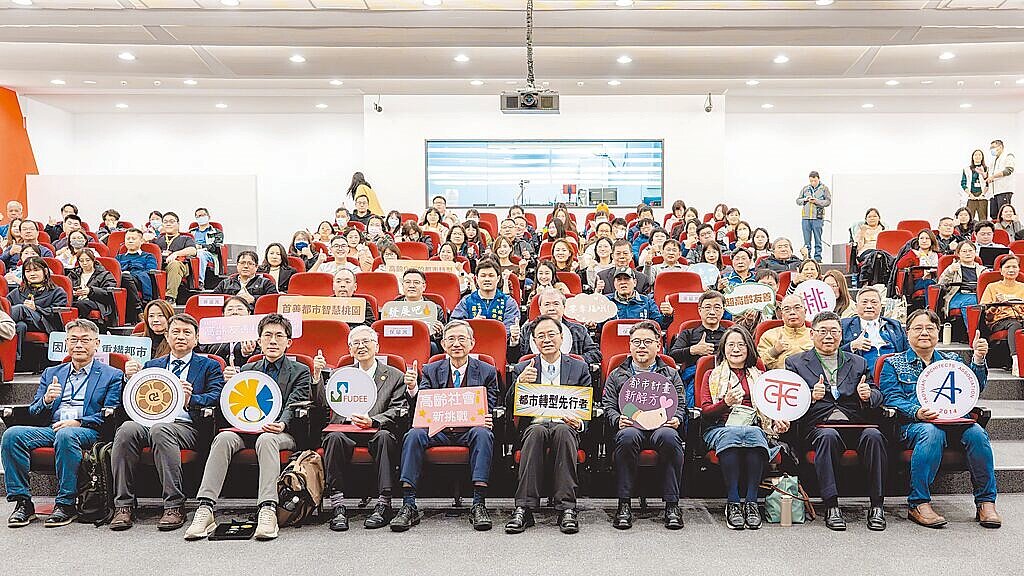 桃園市長張善政（右五）2日出席「超高齡社會對都市計畫的挑戰論壇」。他表示，台灣已正式邁入超高齡社會，城市發展必須重新檢視居住、交通與公共空間的設計思維。圖／桃園市政府提供