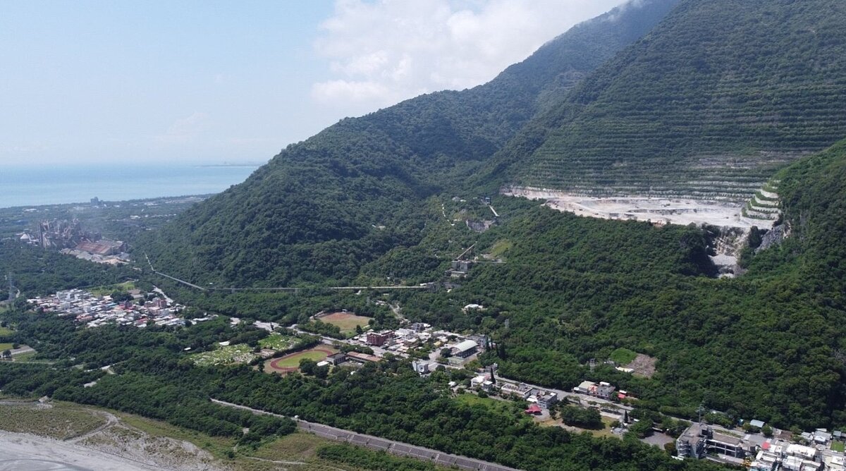 亞洲水泥新城山礦場範圍，與花蓮秀林鄉富世村距離十分接近，影響當地居住品質。圖／地球公民基金會志工Garu提供
