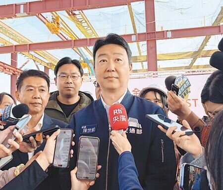 
針對北宜高鐵計畫，前交通部長賀陳旦提出美化數據質疑，交通部長陳世凱（右一）28日表示，賀曾任部長，交通部數據可否過度美化？賀應很清楚。（蔡明攝）
