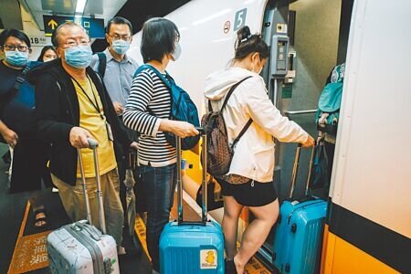 
圖為國慶連假開跑，雙鐵各售票處、月台出現返鄉人潮，除台鐵加開班次，高鐵收假日也採全車自由座提升運能。（本報資料照片）
