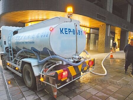 
停水期間自來水公司水車向淡水海洋都心社區的水塔注水。（本報資料照片）
