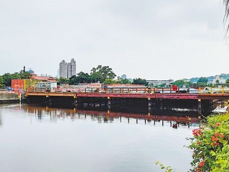 
改建中的高雄市九如橋，原定今年中旬完工的工程，近日低調公告會延宕至12月，引發地方居民、民代不滿，直言「感覺被欺騙」。（任義宇攝）

