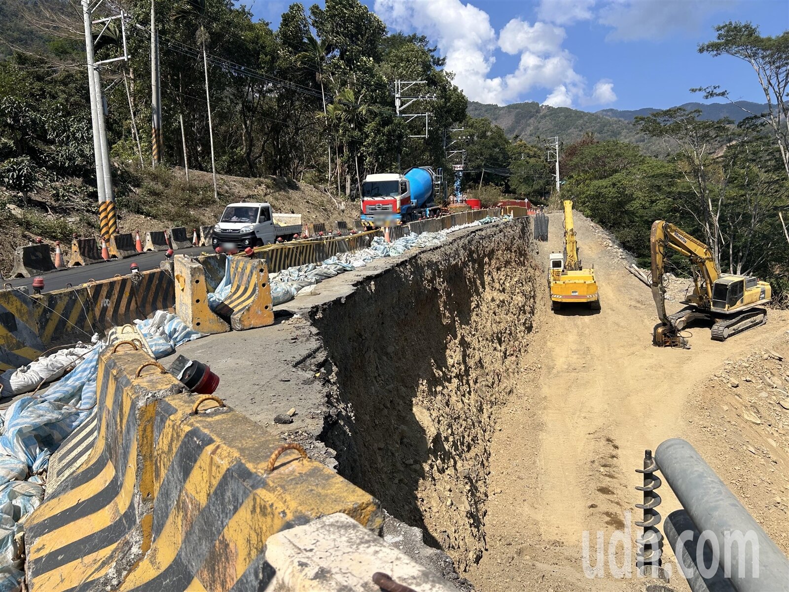 台20線南橫公路81.1公里處坍塌路段正在進行搶修，預計4月汛期來臨完工。記者徐白櫻／攝影 