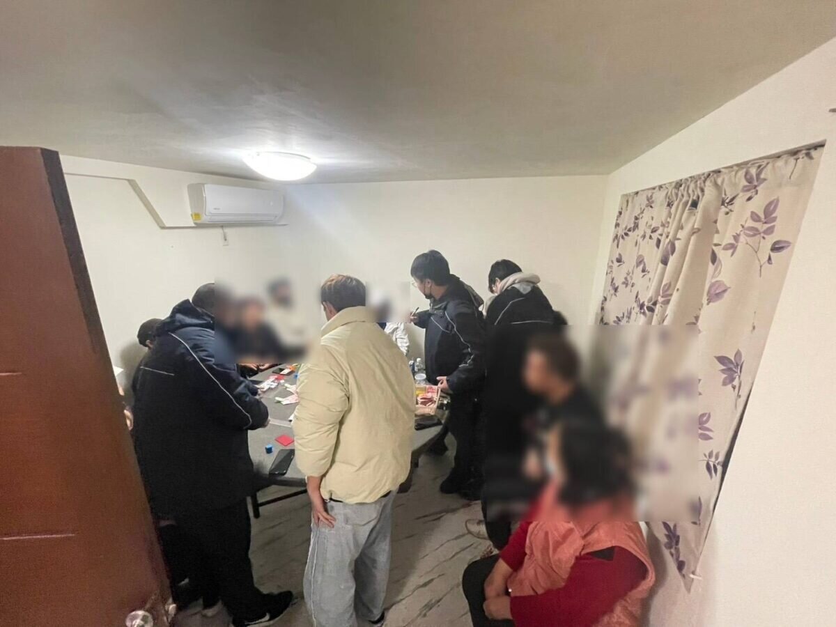 平鎮分局日前接獲情資,經長時間縝密布線與蒐證,昨日見時機成熟,出動優勢警力破獲推筒子職業賭場。圖:讀者提供