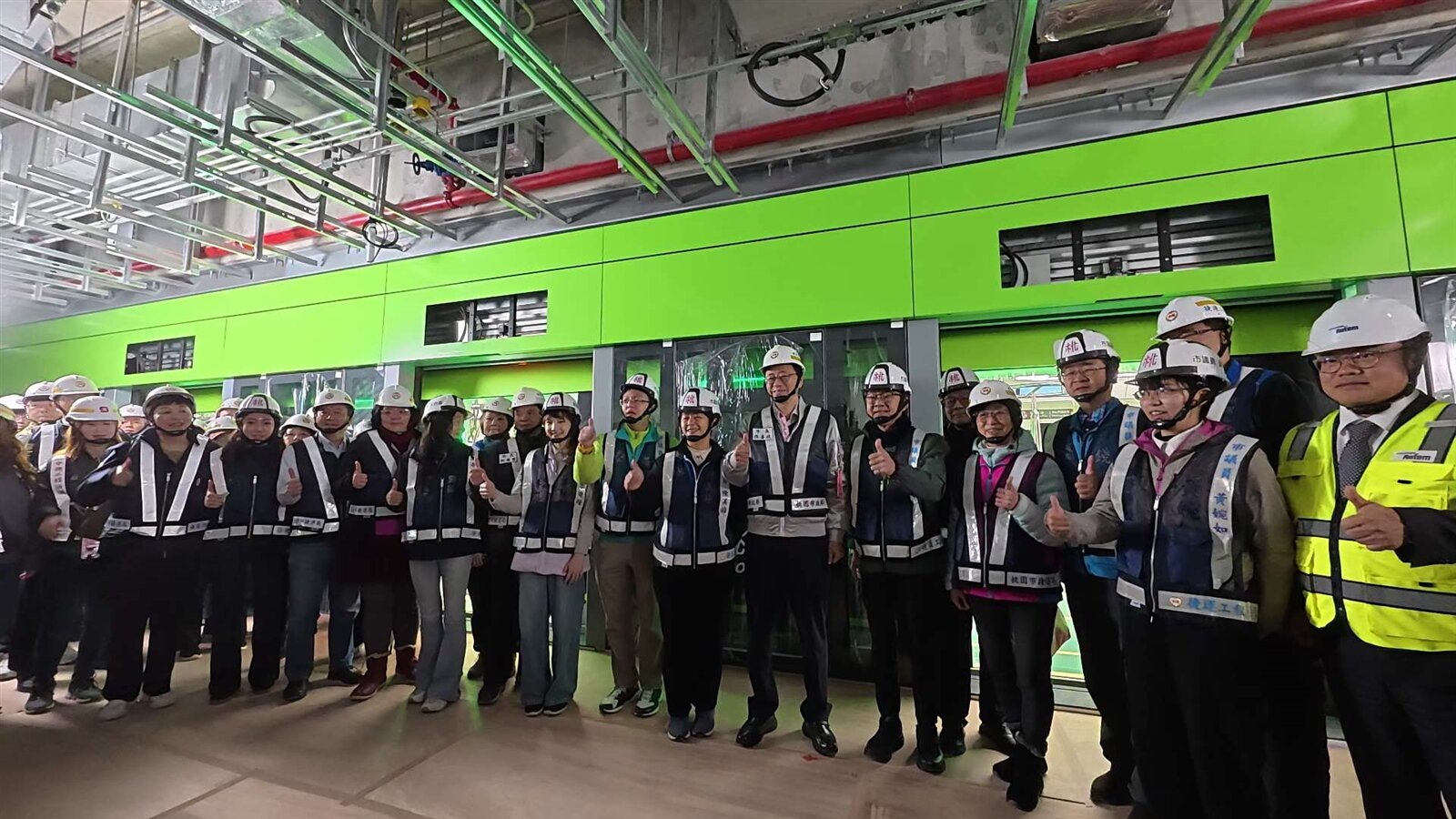 桃園捷運綠線列車測試迎來重要里程碑，自坑口站至藝文特區站共7站，列車首次完整行經高架段與地下段。圖：李春台攝