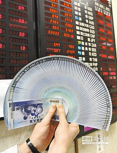 避險需求轉向亞洲貨幣,台幣昨開盤延續上周氣勢,盤中升近2角,躍過31.5元關卡;不過午後情勢急轉直下,亞幣升勢收斂轉貶,也讓台幣站穩31.5元功敗垂成。(本報資料照片)