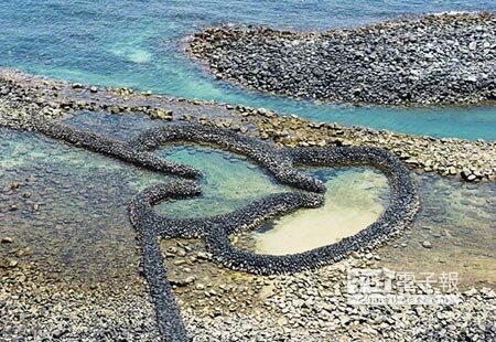 澎湖縣長陳光復表示，澎湖擁有世界最美麗海灣，推動觀光發展是唯一出路。上圖為七美知名景點雙心石滬。（陳可文攝） 