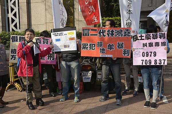 人民民主陣線指控瓏山林建設利用人頭贈與，強行併吞土地。（好房網News記者陳韋帆攝）
