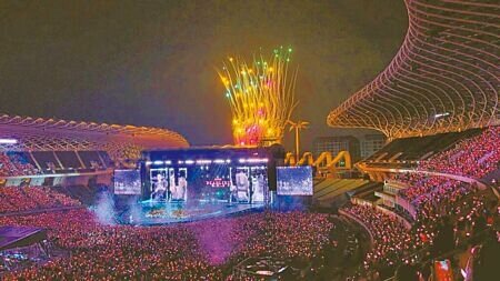 高雄世運主場館近年成為國際大咖爭相舉辦演唱會的場地,但免收場租爭議不斷。對此,高市府將研擬收費機制。(本報資料照片)