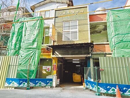 
高雄茄萣公有市場正執行耐震補強工程，但近日有攤販發現內部出現新的漏水點、支撐柱龜裂狀況，高市經發局決議追加修繕經費，將問題納入施工計畫中。（紀爰攝）
