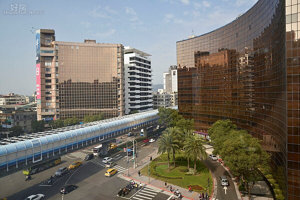 復興北路沿線捷運有許多商辦大樓。（好房網News記者 陳韋帆／攝影）