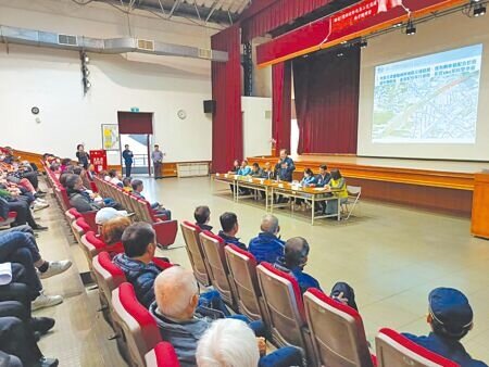 
彰化縣政府29日舉辦彰化第二交流道可行性評估地方說明會，吸引民眾到場了解，有議員希望縮短時程，縣府工務處長許俊宏（站立者）承諾會加速來處理。（葉靜美攝）
