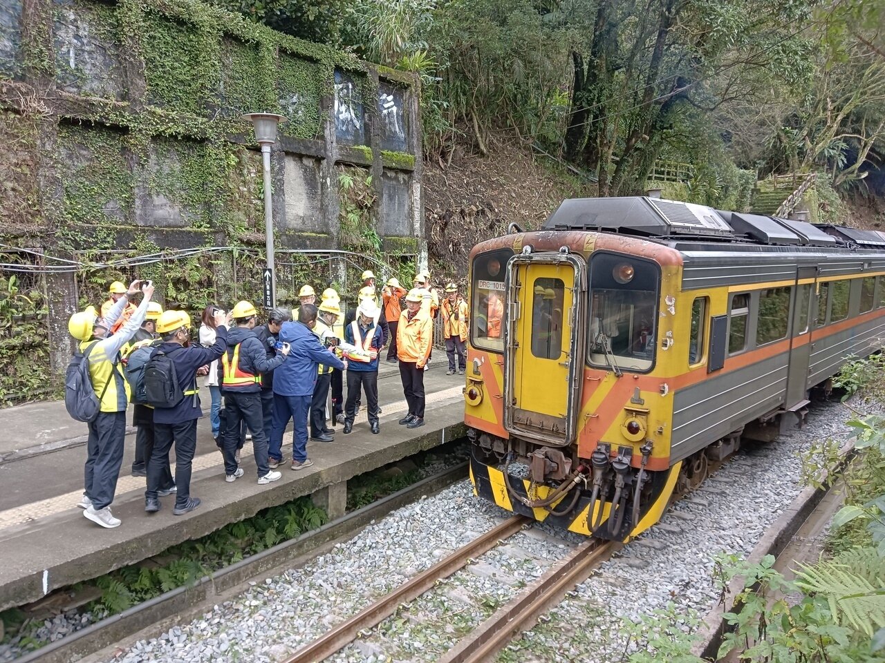 台鐵平溪線搶修工程第1階段已完工,交通部次長伍勝園今天視察後,宣布若列車試運轉順利,平溪線1月31日復駛。記者邱瑞杰/攝影