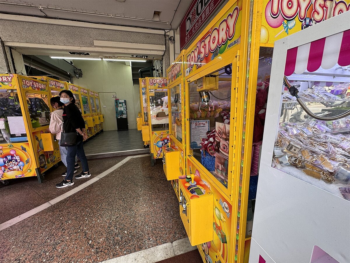 台中市夾娃娃機商家逾1600家,居全台之首,衍生噪音、占用騎樓、販售成人商品等亂象,消費爭議也頻傳。記者黃仲裕/攝影
