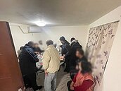 平鎮大樓藏推筒子賭場！進場還需搭接駁車　警埋伏攻堅逮13人