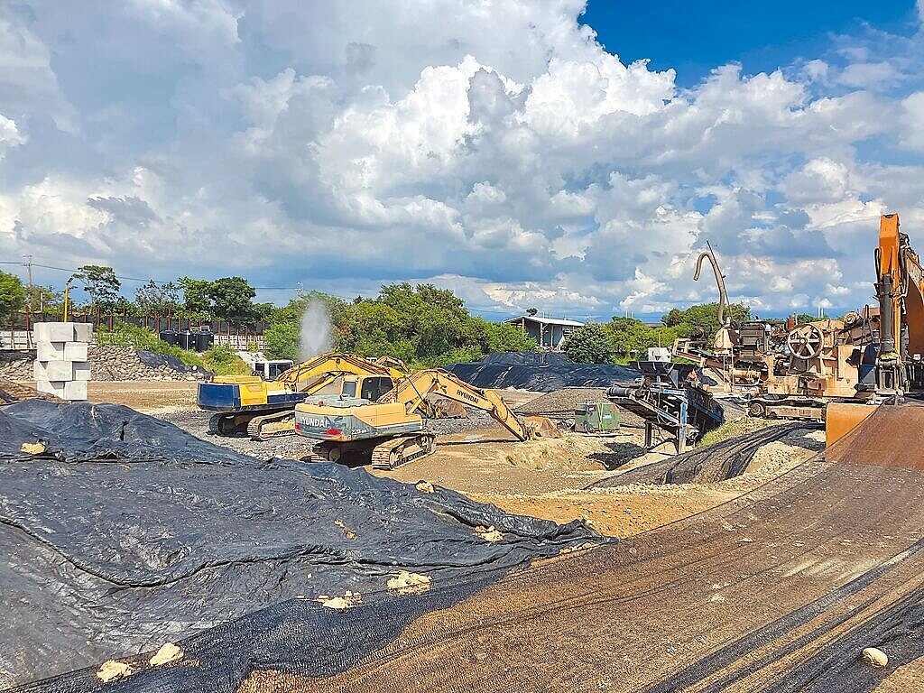 土資場因全流向管理新制，造成後端去化不易，現場處理滿載。圖／台中市都發局提供