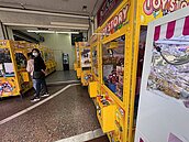 台中娃娃機店　占用騎樓仍嚴重