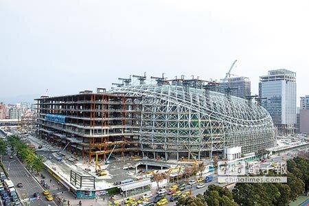 漲勢放緩比較北中南4座巨蛋周邊500公尺內住宅大樓交易狀況,去年漲幅最高的是高雄巨蛋,漲幅13.6%,爭議中的遠雄大巨蛋周邊漲幅只有1.3%。圖為遠雄大巨蛋。(本報資料照片)