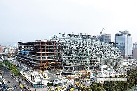 
漲勢放緩比較北中南4座巨蛋周邊500公尺內住宅大樓交易狀況，去年漲幅最高的是高雄巨蛋，漲幅13.6％，爭議中的遠雄大巨蛋周邊漲幅只有1.3％。圖為遠雄大巨蛋。（本報資料照片）
 