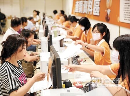 有民眾利用土地贈與規避贈與稅,遭連補帶罰5,360萬元。圖為民眾報稅情況。圖/本報資料照片