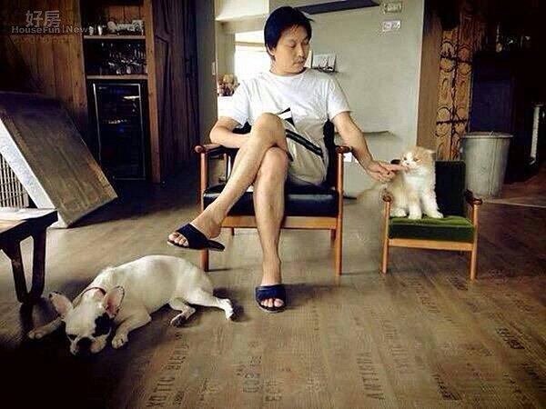 1.導演錢人豪工業風的家,因為有了貓貓、狗狗而多了溫暖。
