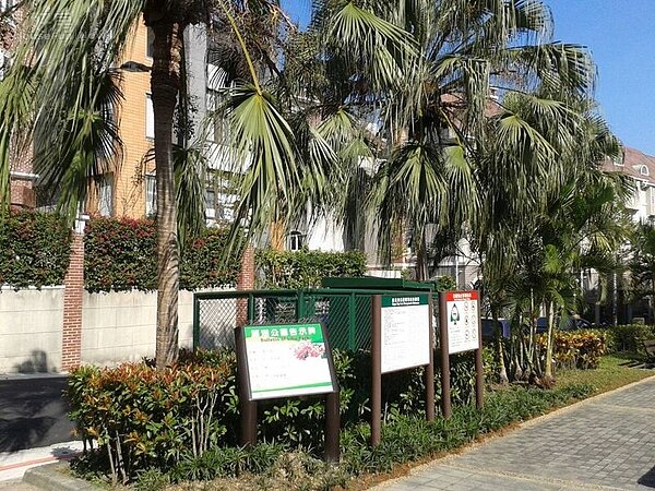 
2麗湖公園綠樹林蔭，是居民休閒的好去處。