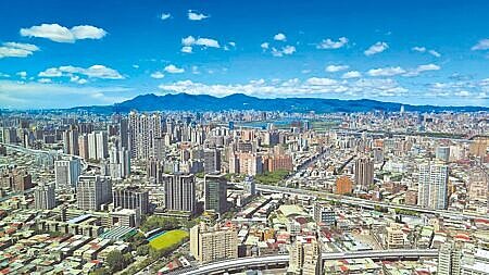 
台股氣勢如虹，衝上32k，房市卻在信用管制下，依然冷清。（王莫昀攝）
